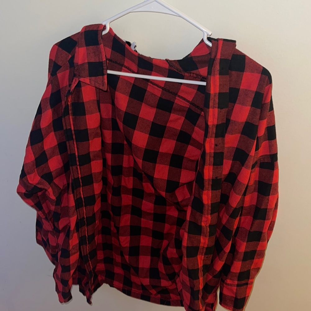 Brand: Trin and Go Size: Medium Colors: Red and Black